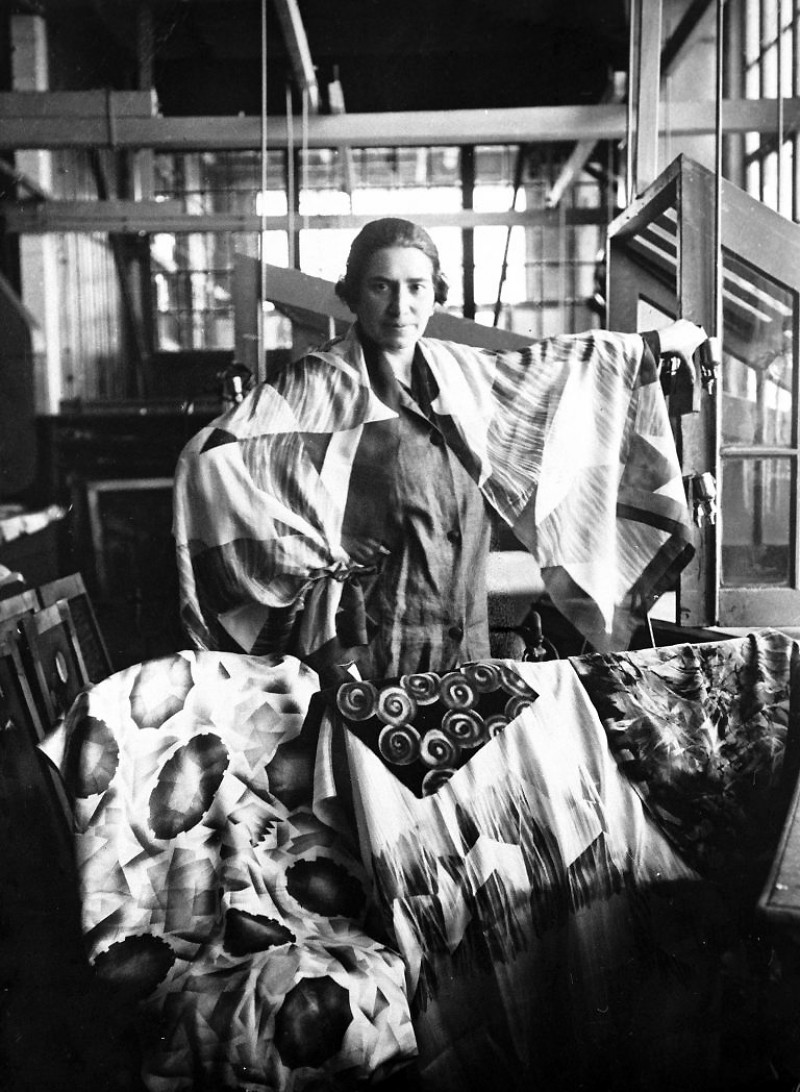 Людмила Маяковская (1884-1972), с образцами тканей для выставки в Париже. 1925 год. (Фото РИА Новости)