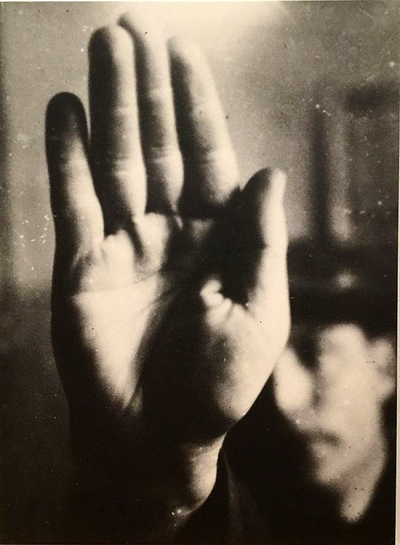 Фотография руки Г. Г. Клуциса. Рабочий элемент монтажа. 1930 г.
