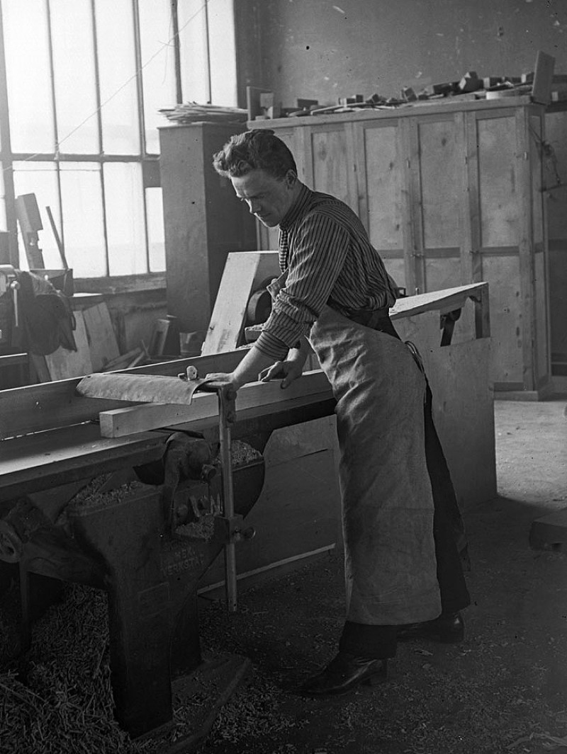 В деревообделочной мастерской ВХУТЕМАСа. Работа студента на фуговальном станке. 1920-е. Фотография Александра Родченко.