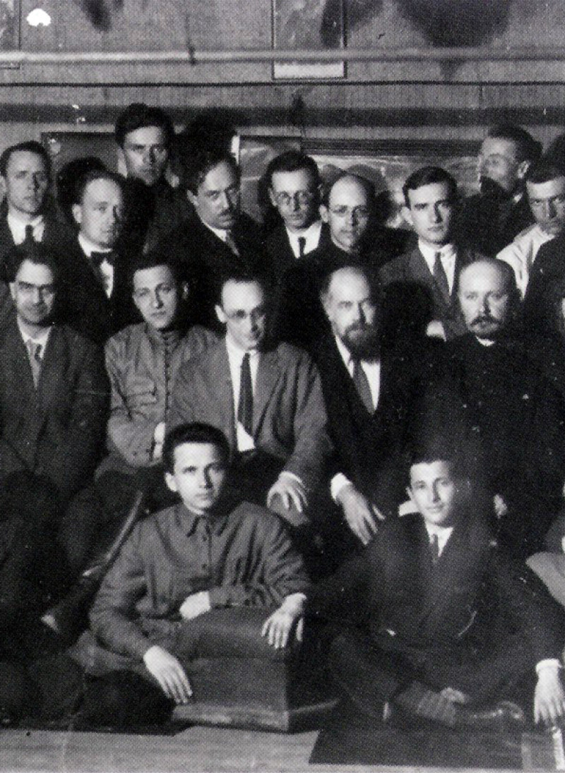 Первая конференция ОСА, 1928. В середине М. Гинзбург и А. Веснин