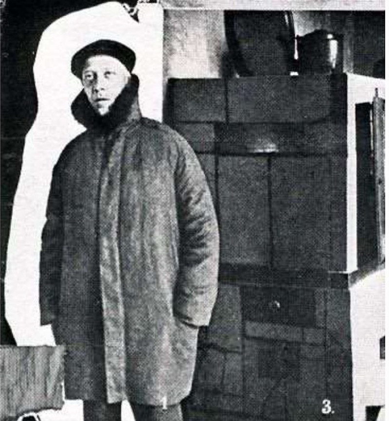 В. Татлин в одежде собственного дизайна, фото из статьи «Новый быт» в журнале «Красная панорама» (1924)