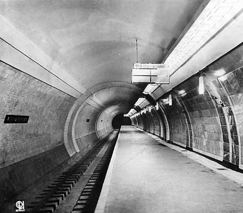 Перрон станции метро Площадь Дзержинского (ныне Лубянка), 1935 год. Автор - проф. Ладовский Н. А.