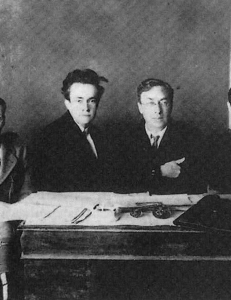 В. Кандинский (справа) в ИНХУКе (https://dewiki.de / Public domain)