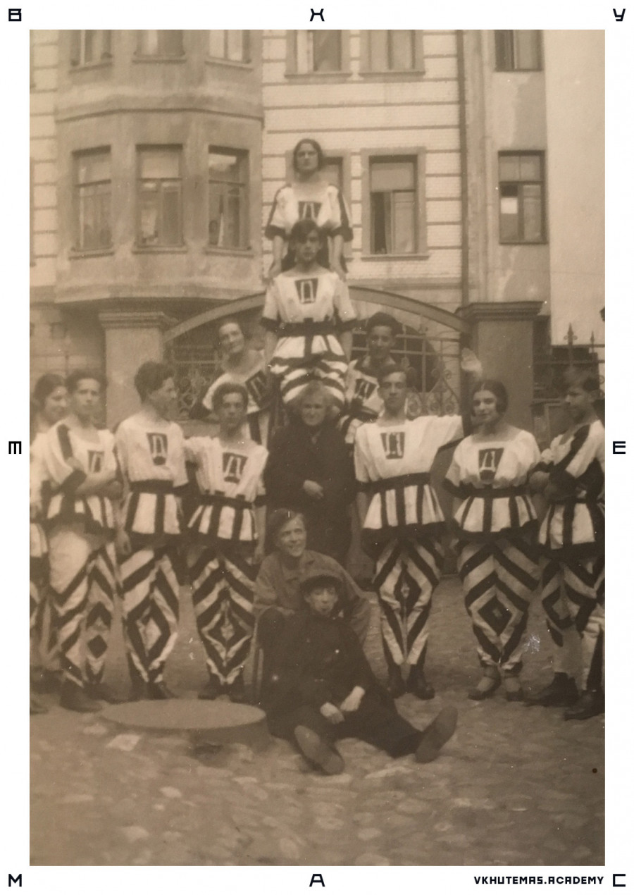 Студенты ВХУТЕМАСа в костюмах, выполненных по эскизам Варвары Степановой  Москва, 1920-е © Государственный музей В.В.Маяковского